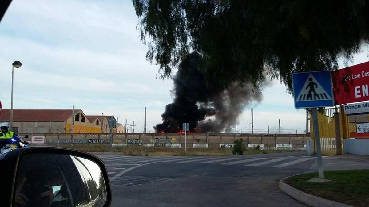 Incendio en un antiguo taller de FGV de Torrent