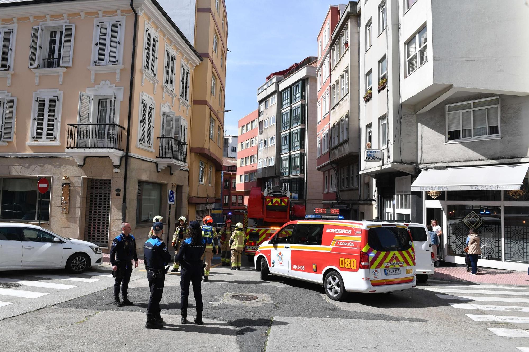 Los bomberos acuden a la calle Trabajo de A Coruña, en Monte Alto, por un incendio al quedar una olla olvidada al fuego