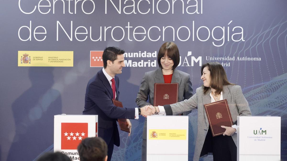 De izq. a dcha., el consejero de Educación, Ciencia y Universidades de la Comunidad de Madrid, Emilio Viciana, la ministra de Ciencia, Innovación y Universidades, Diana Morant, y la rectora de la Universidad Autónoma de Madrid, Amaya Mendikoetxea.