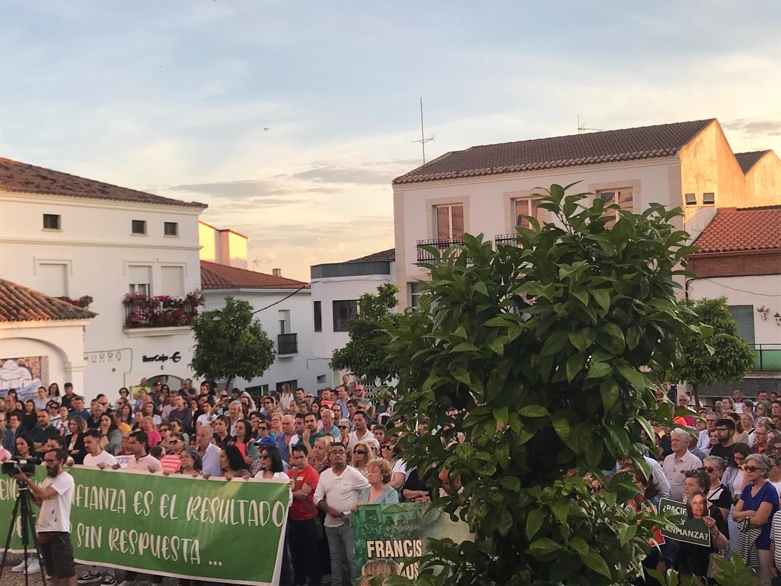 Familiares y vecinos de Francisca Cadenas concentrados ayer en la plaza de Hornachos