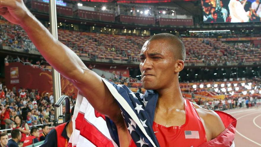 Ashton Eaton celebra su victoria en el decathlon.