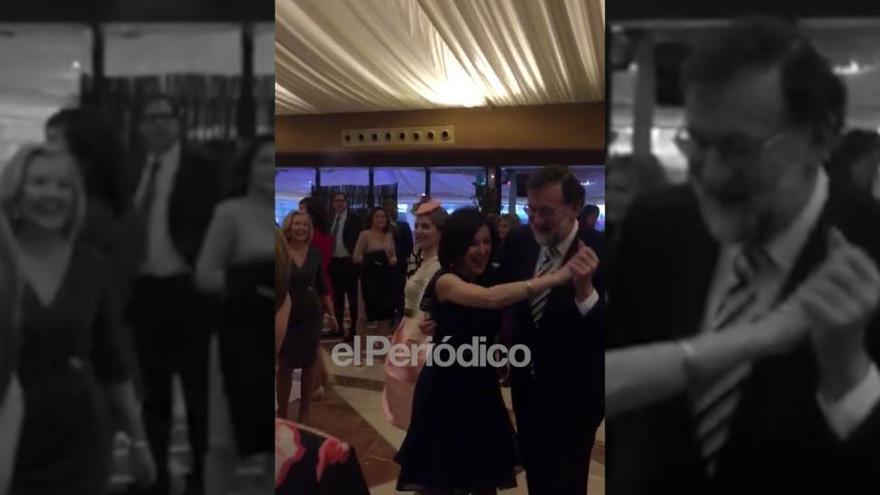 Rajoy triunfa bailando &#039;Mi gran noche&#039; en una boda en Murcia