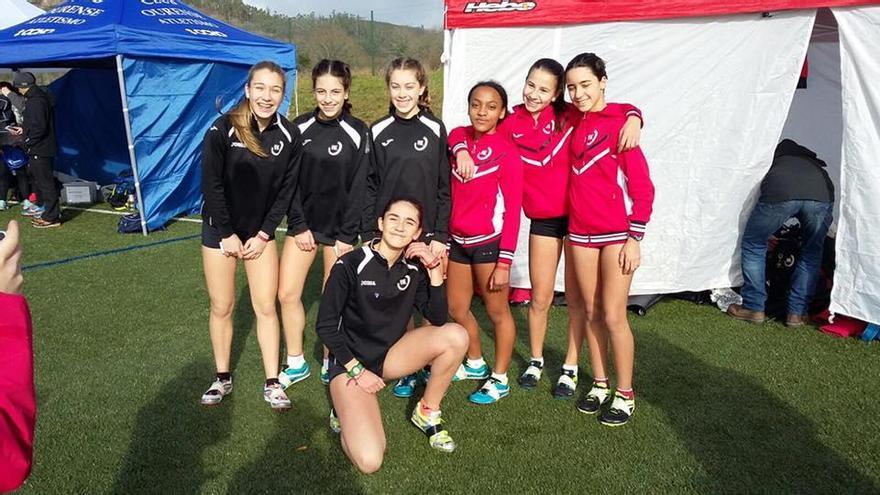 Imagen del equipo cadete femenino del Atletismo A Estrada.