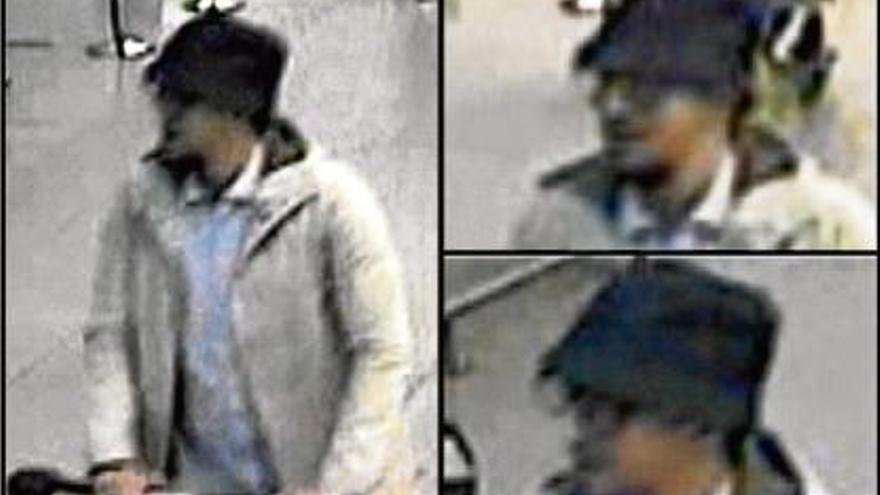 Les autoritats belgues van difondre un vídeo per intentar trobar el &quot;terrorista del barret&quot;.