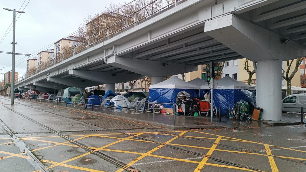 Más de 80 tiendas de campaña bajo el puente de la C-31 en Badalona, este 26 de diciembre en