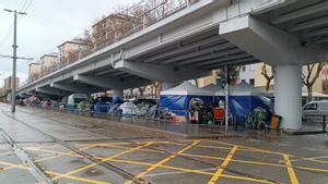 Más de 80 tiendas de campaña bajo el puente de la C-31 en Badalona, este 26 de diciembre en