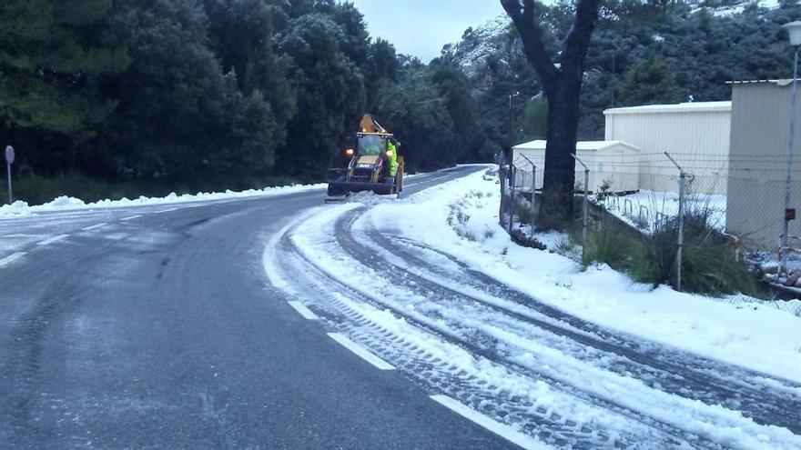 Schneefall auf Mallorca - Verkehrschaos in den Bergen