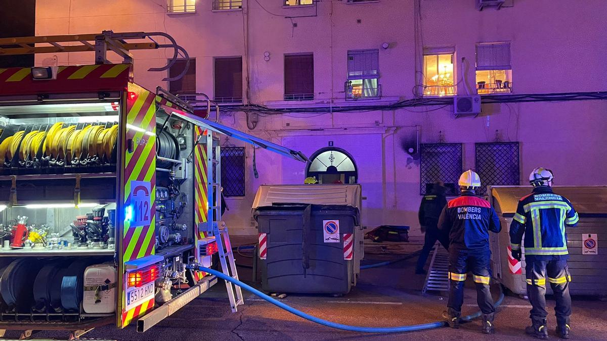 Bomberos tras sofocar el fuego originado en una vivienda de La Torre.