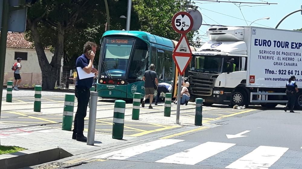 Un camión colisiona contra el tranvía de Tenerife