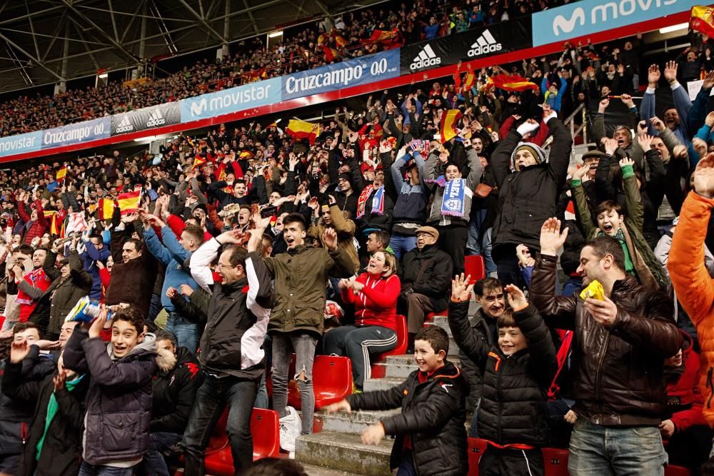 Aficionados en El Molinón durante el España-Israel