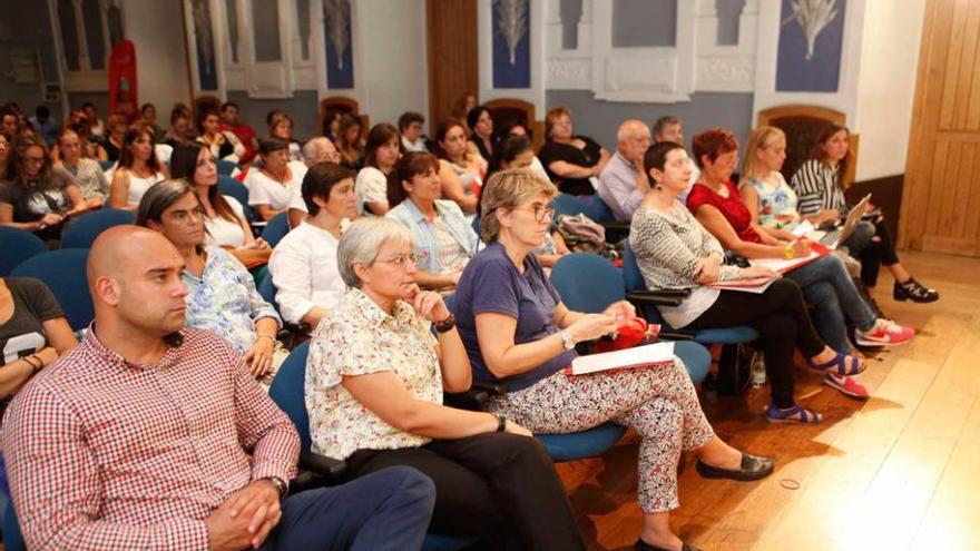 Asistentes al congreso, con el concejal de Deportes, Jesús Martínez Salvador, en primer término.