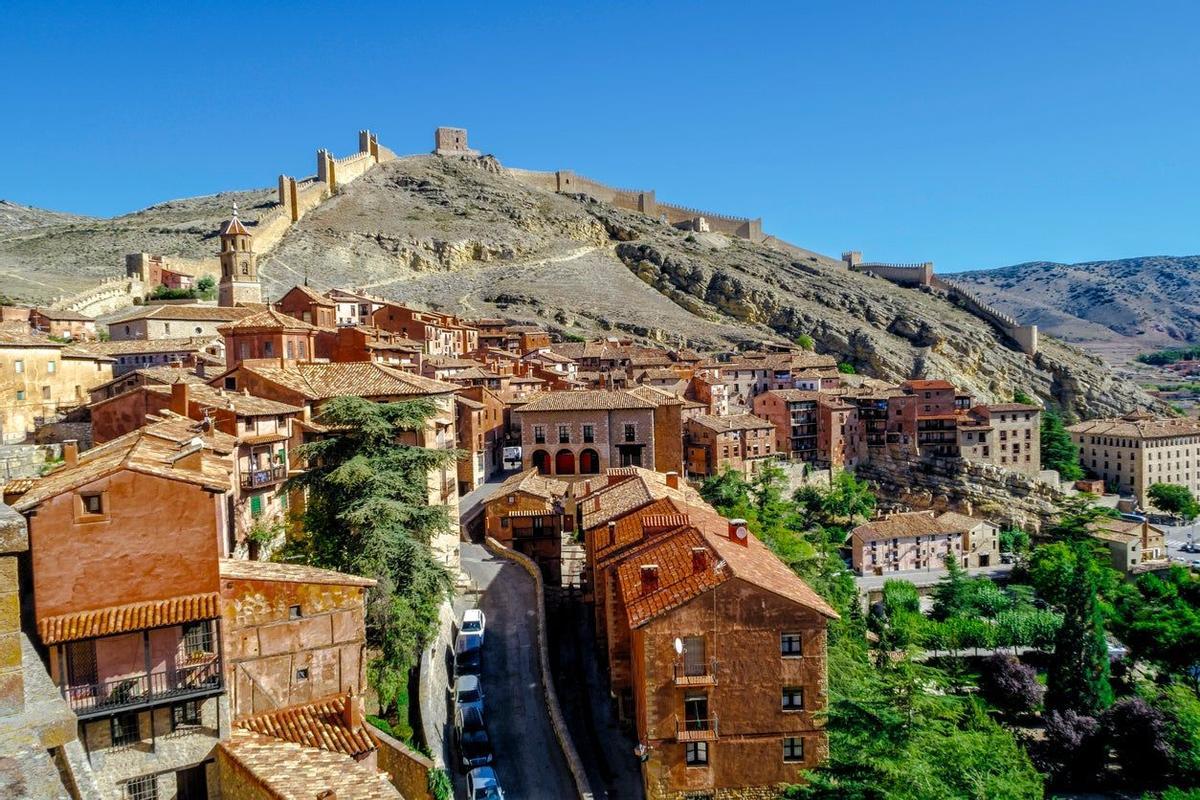 Vista de las murallas de Albarracín a lo largo de la ladera de la montaña
