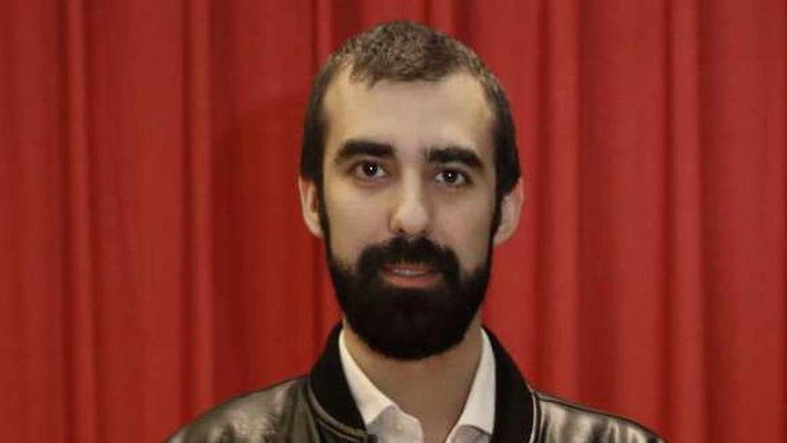 El informático Francisco Javier de la Calle, con su diploma del premio "Alan Turing", en la Politécnica de Gijón.