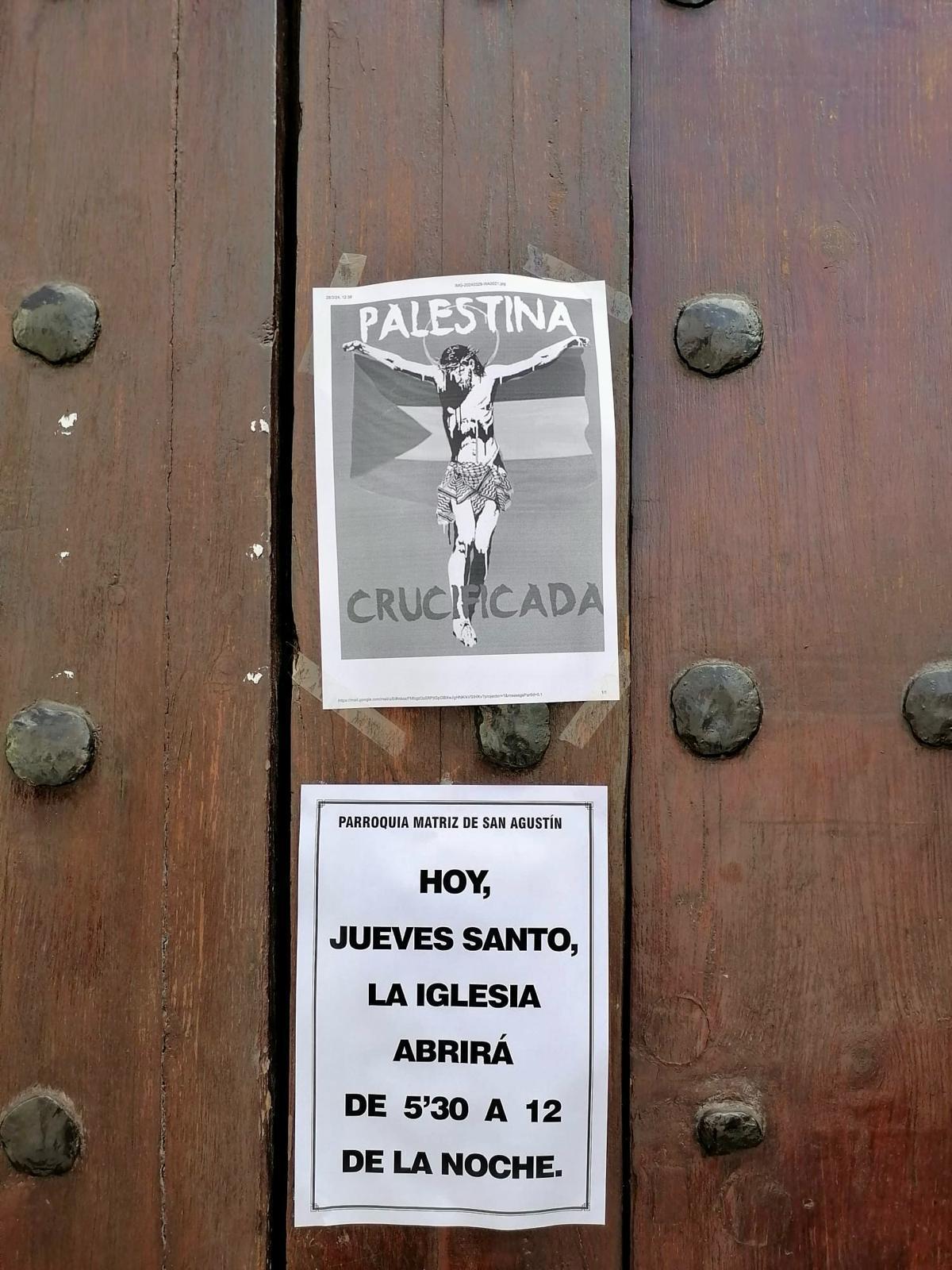 Carteles en una parroquia de Gran Canaria.