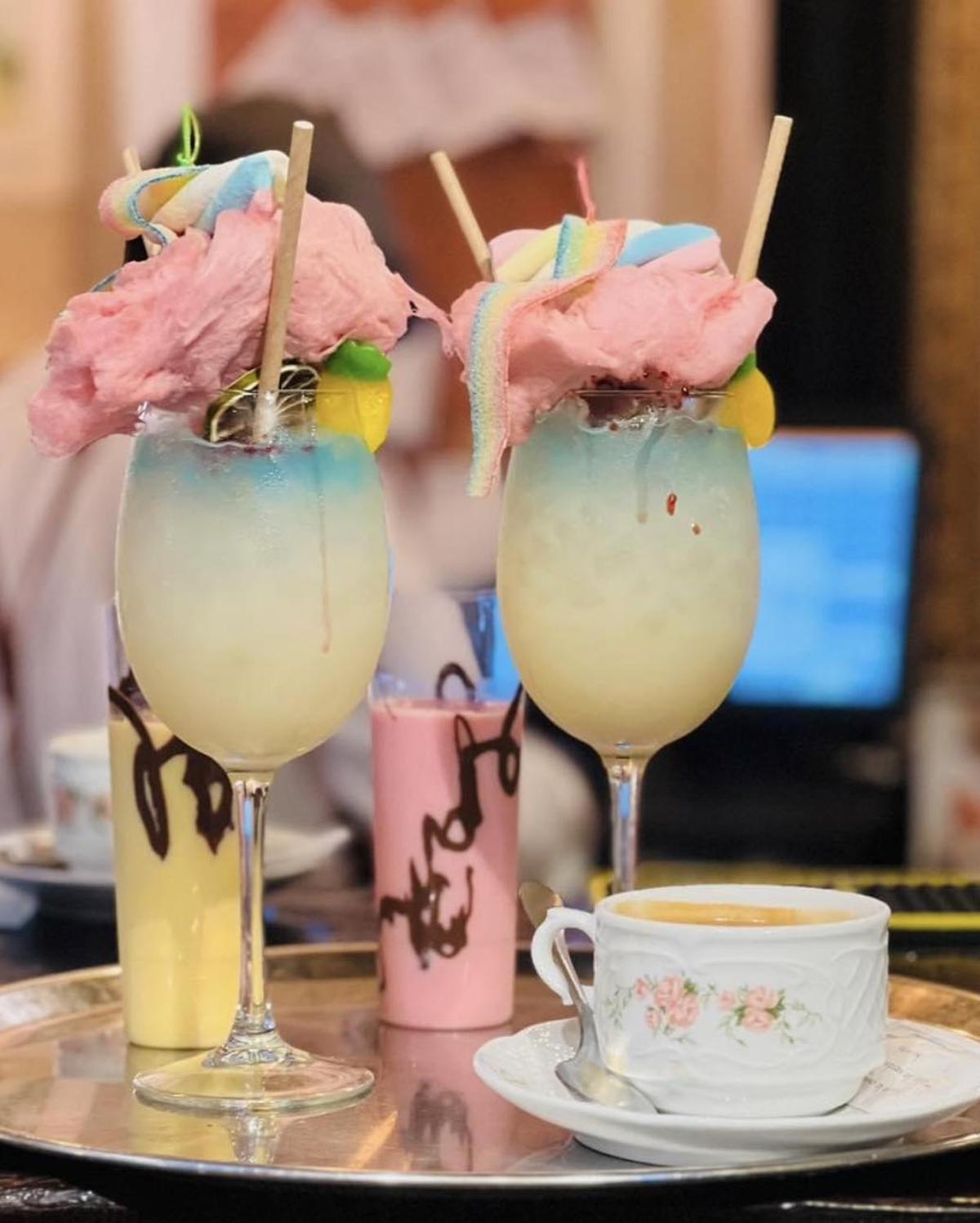 La Cueva de la Zarzamora, la 'postrería' de Sevilla especializado en postres de autor que está incrustada en una cueva y recrea la Alcalá de Guadaíra del siglo XIX