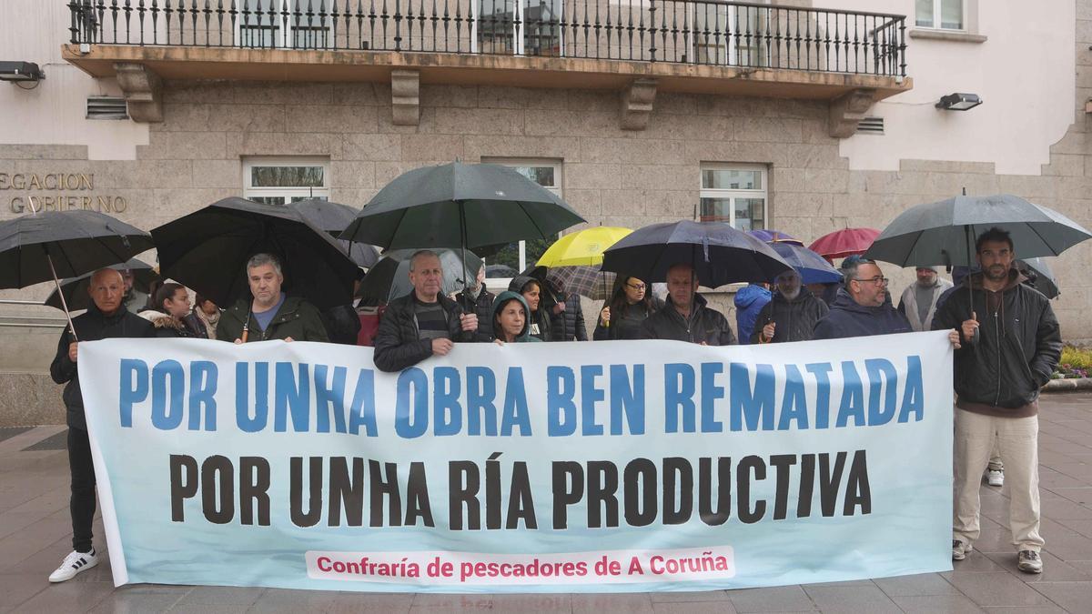 Los mariscadores de la Ría do Burgo protestan ante la finalización de la obra: "Nos vamos a ver desamparados económicamente"