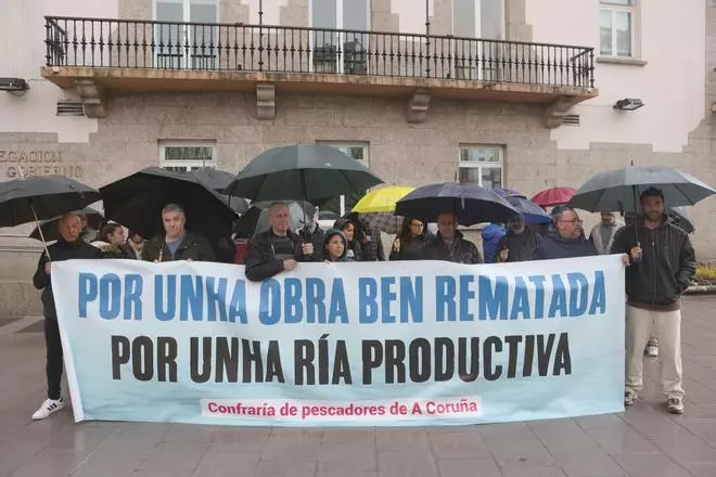 Los mariscadores de la Ría do Burgo protestan ante la finalización de la obra: "Nos vamos a ver desamparados económicamente"