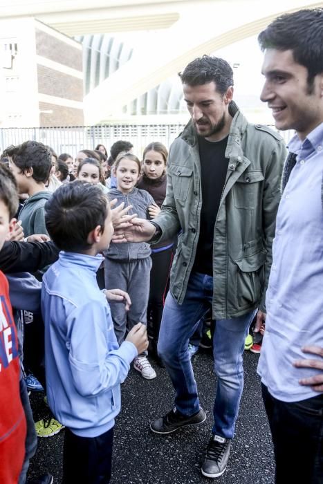 Visita de los jugadores del Real Oviedo, Toché y Héctor, al Colegio Buenavista I