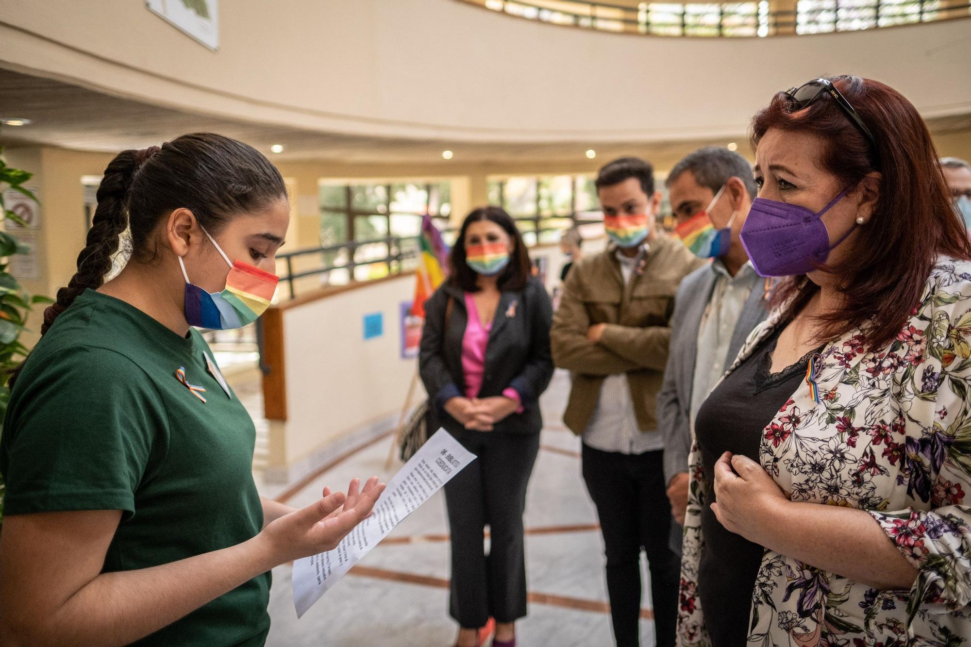 La consejera de Educación, Manuela Armas, participa en los actos del Día contra la LGTBIfobia+