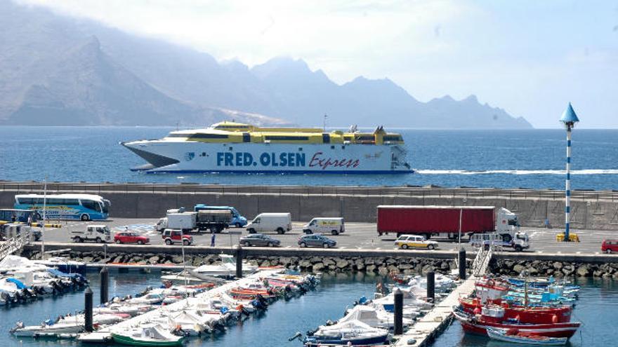 Un barco de Fred. Olsen durante la maniobra de entrada en el Puerto de Agaete.