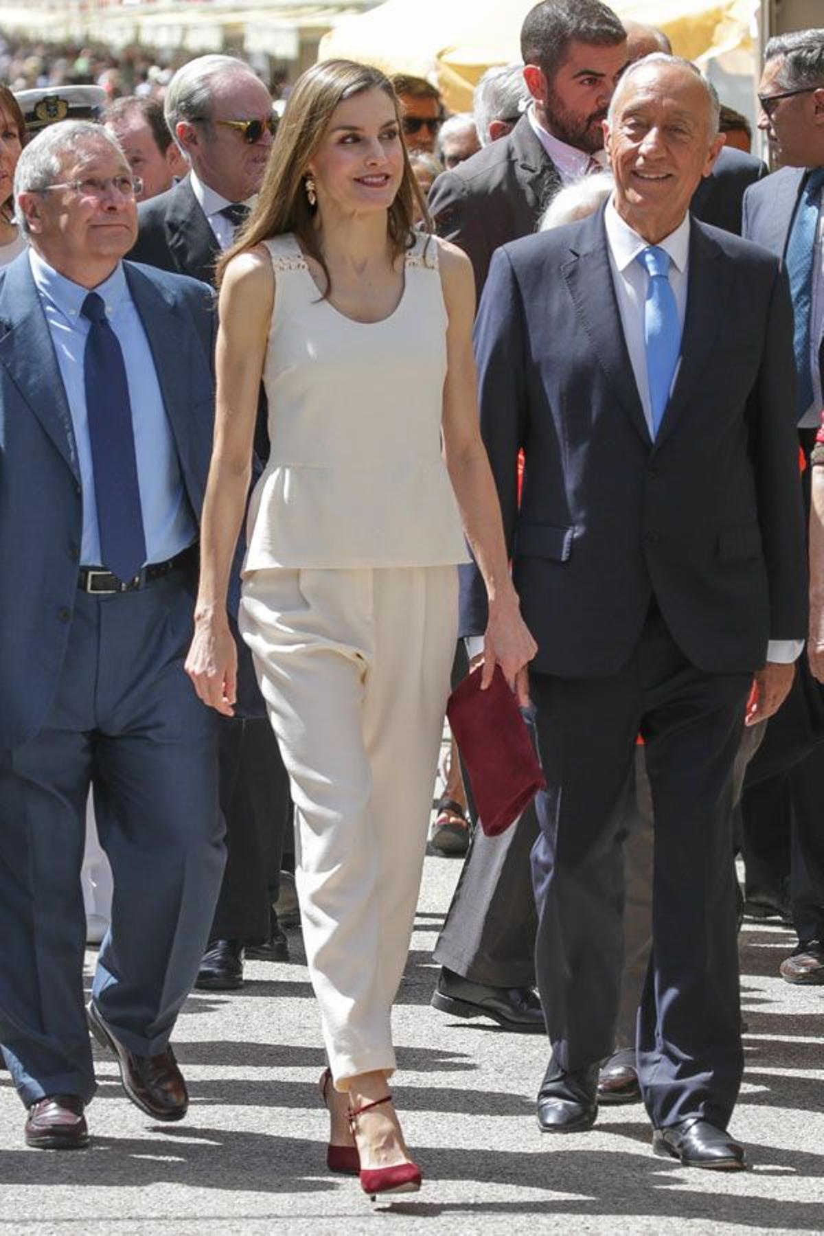 El look blanco de Letizia Ortiz en la Inauguración de la Feria del Libro