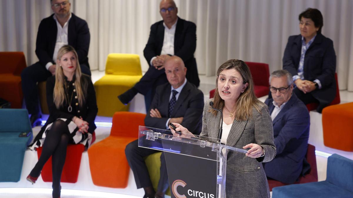 María Calvo presenta su programa de gobierno, este lunes en Oviedo. Detrás, en primera fila: Begoña Fernández-Costales, Rubén Castro y Antonio Fernández-Escandón. Detrás, Joel García, Enrique Jáimez y Carmen Moreno.