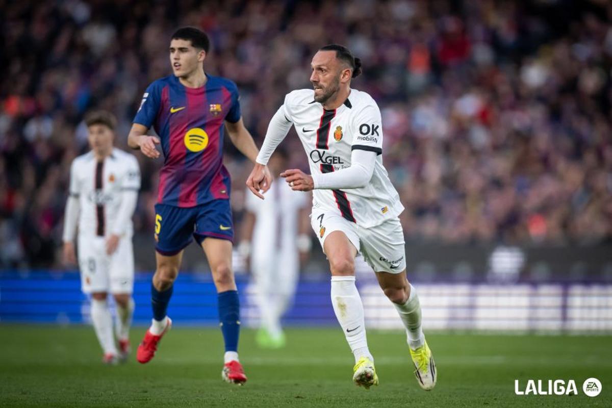 Muriqi, junto a Cubarsí en el partido ante el Barcelona en el Camp Nou.