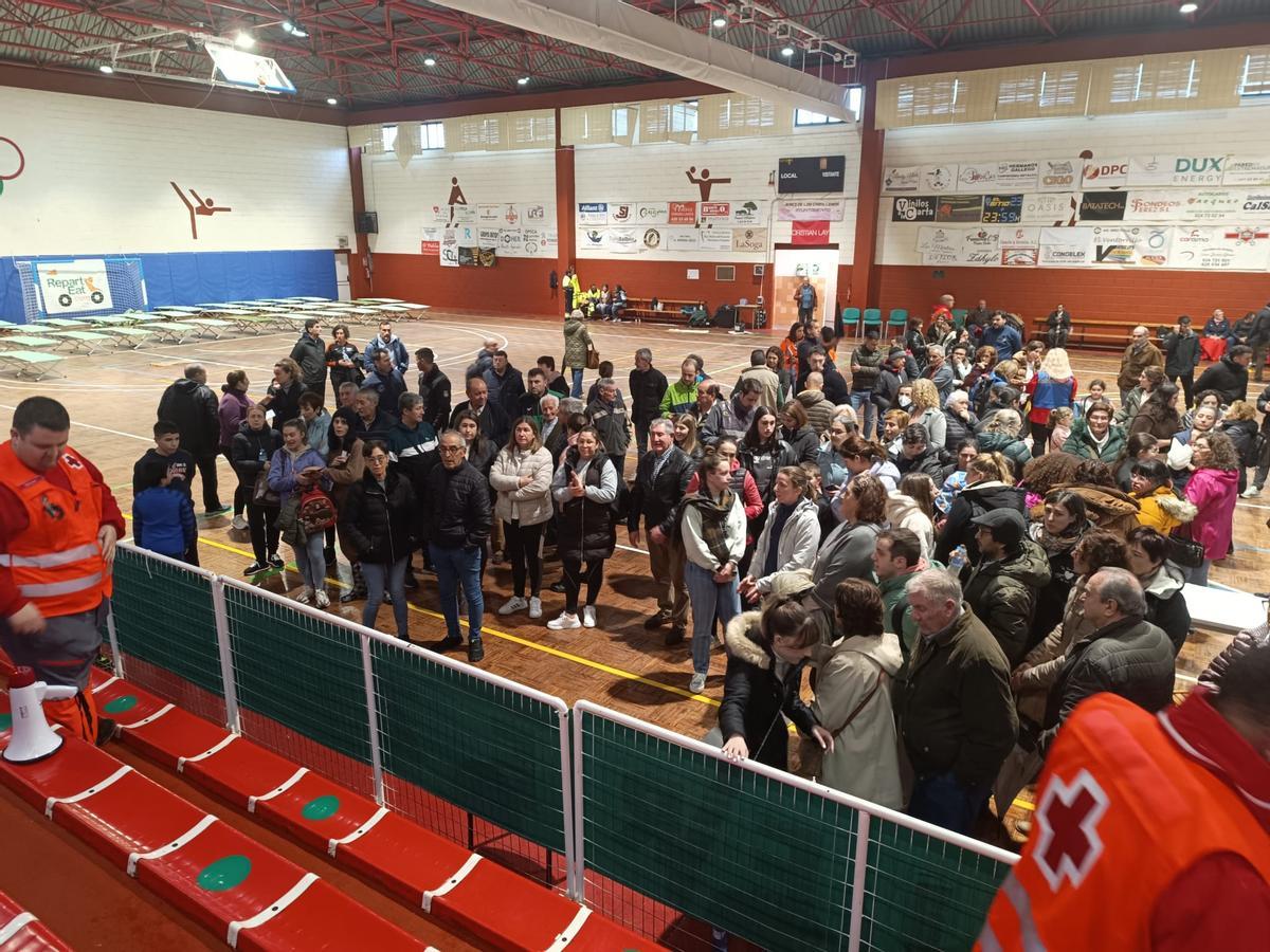 Vecinos de Valuengo y La Bazana en el polideportivo de Jerez de los Caballeros