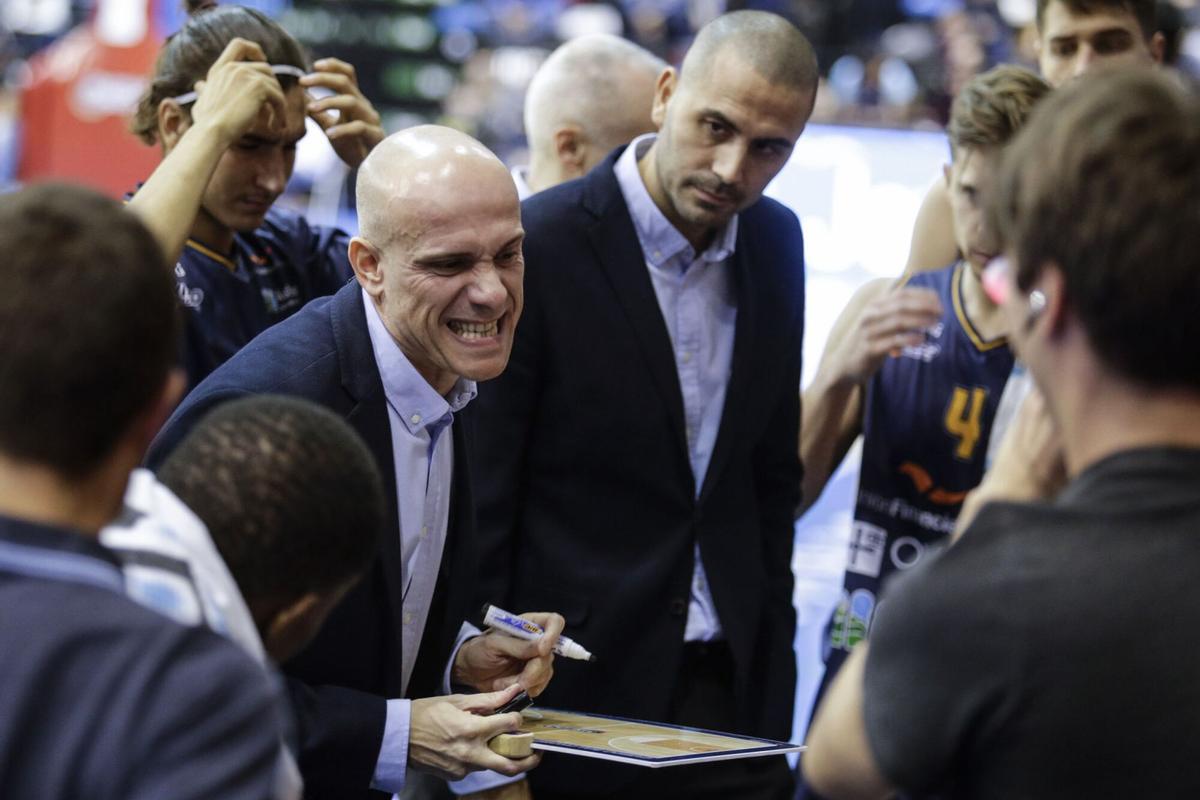 CARLES MARCO Y SU AYUDANTE, JAVI RODRIGUEZ, DANDO INSTRUCCIONES A LOS JUGADORES. BALONCESTO. UNION FINANCIERA. MELILLA