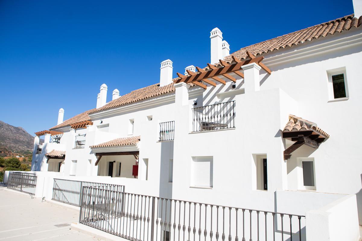 la nueva residencia de Les Roches está ubicada en Nueva Andalucía, a escasos minutos de Puerto Banús, y cuenta con 212 camas,