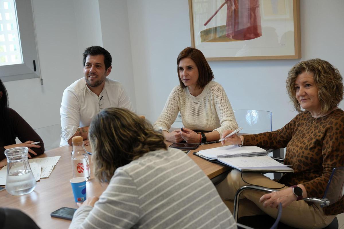 La vicealcaldesa y concejala de Políticas de Igualdad, M. Luisa Martínez Mora, en la reunión.