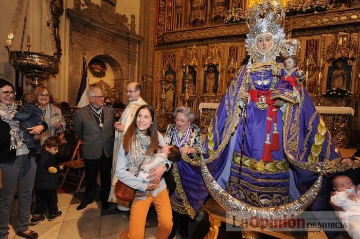 Los niños pasan por el manto de la Fuensanta