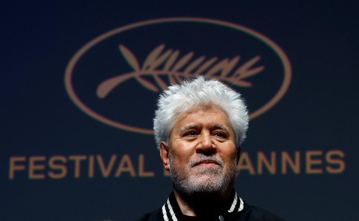 Pedro Almodóvar aterriza en Cannes. El cineasta estrena en Cannes el mediometraje ‘Extraña forma de vida’, con Ethan Hawke y Pedro Pascal, un wéstern protagonizado por dos gais que subvierte el género