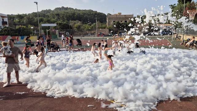 La fiesta de la espuma es una de las actividades más divertidas para los más pequeños. |  | AYUNTAMIENTO DE SANT JOAN