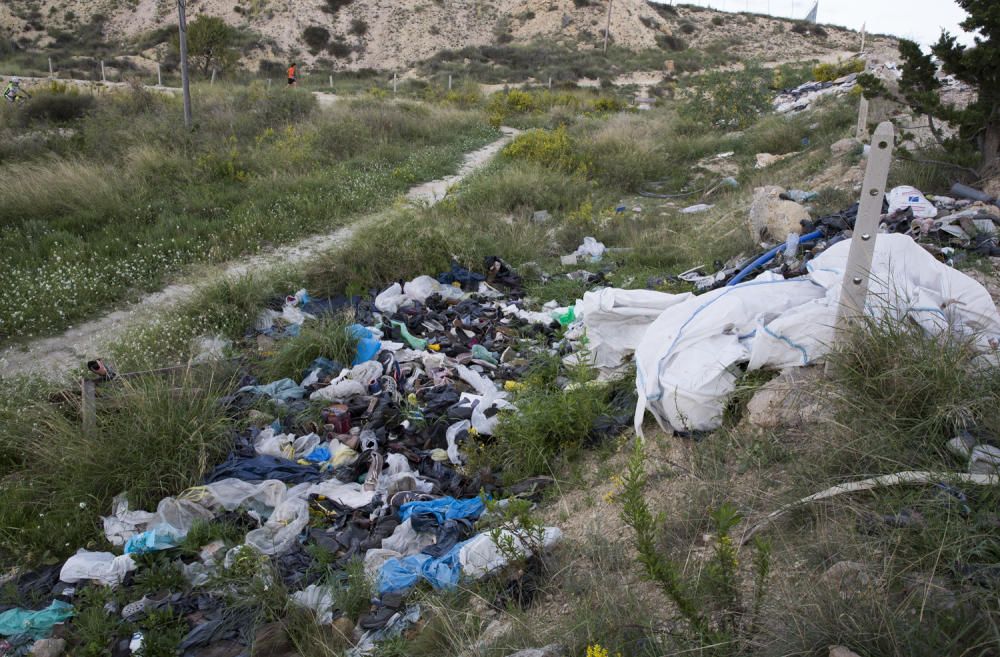 El Ayuntamiento limpiará los solares de Rabasa llenos de escombros