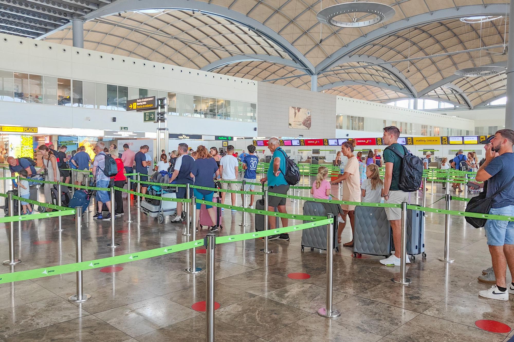 Intenso tráfico de pasajeros en la recta final de agosto en el aeropuerto