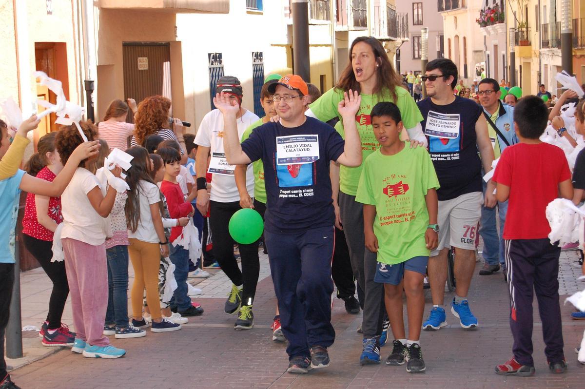 Participantes en una edición pasada de la carrera popular de Aspromivise.
