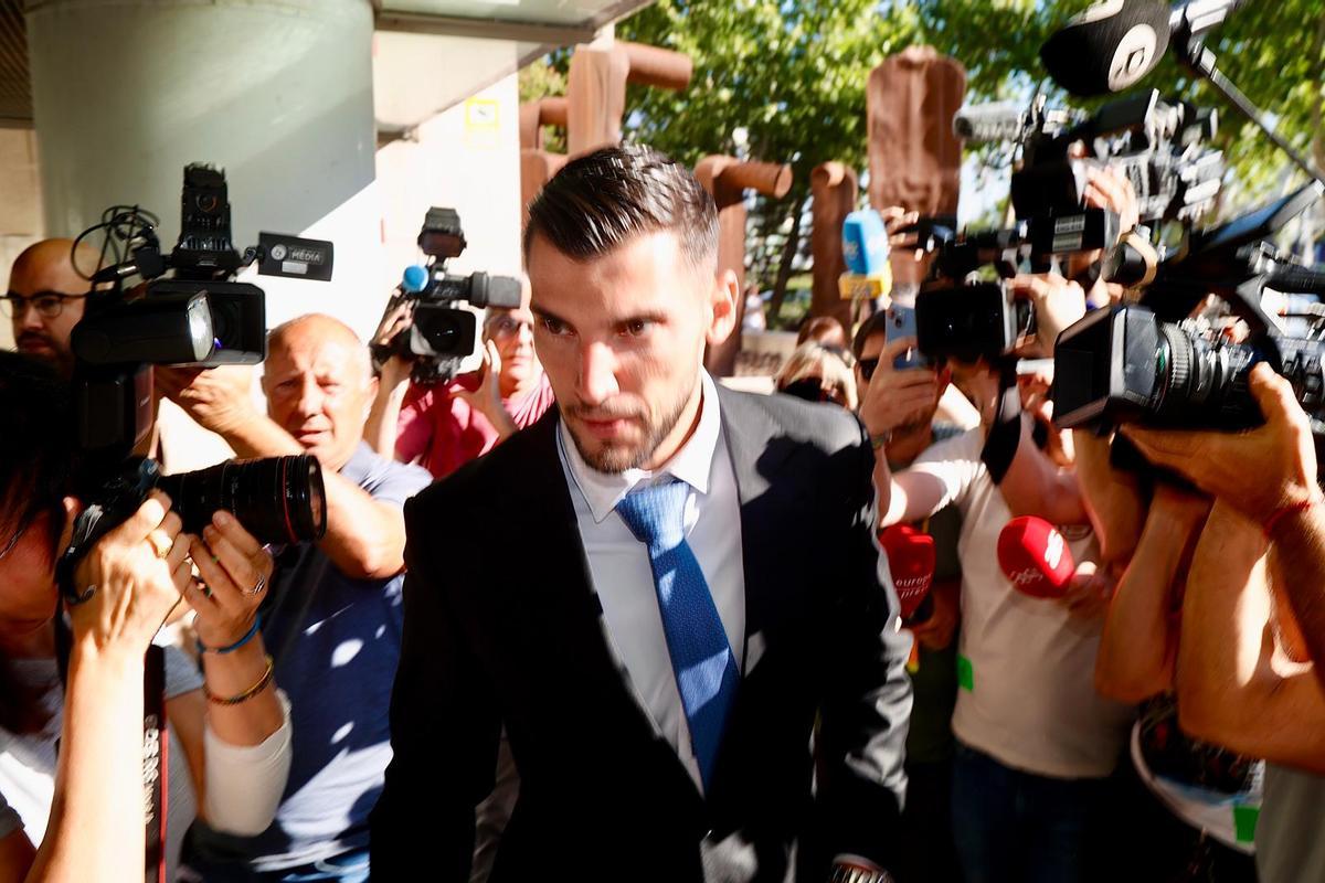 Rafa Mir a su llegada a los juzgados.