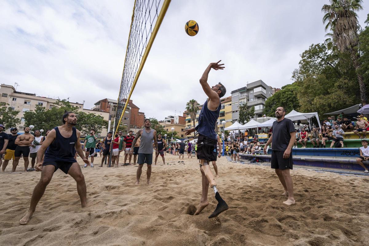 Chusco llano participante que juega con una protesis en el evento Prospe Beach, en la plaza Ángel Pestanya de Prosperitat llena de arena y convertida en una pista de vóley playa.
