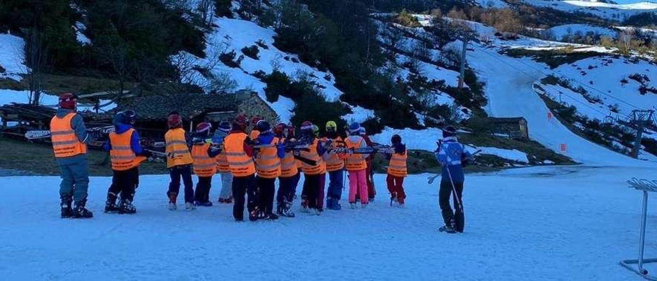 Los escolares se acercan a las pistas con el material.