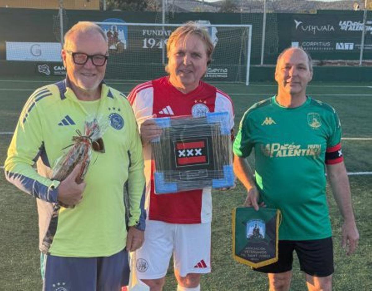 Sant Jordi y Ajax renuevan su amistad sobre el césped