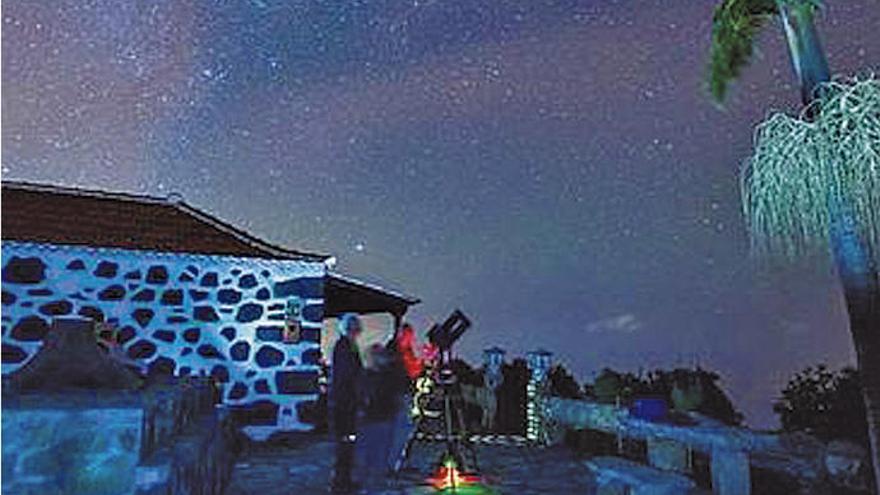 Un grupo de turistas observa los cielos espectaculares de La Palma.