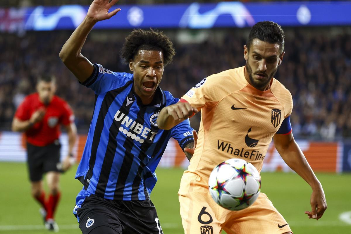 Bruges (Belgium), 04/10/2022.- Tajon Buchanan of Club Brugge (L) in action against Koke of Atletico Madrid (R) during the UEFA Champions League group B soccer match between Club Brugge and Atletico Madrid in Bruges, Belgium, 04 October 2022. (Liga de Campeones, Bélgica, Brujas) EFE/EPA/Stephanie Lecocq