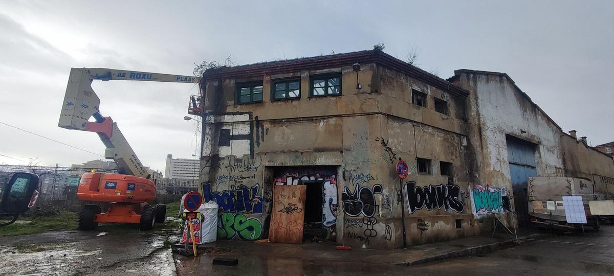 El derribo de la nave abandonada del número 6 de la calle Reconquista.