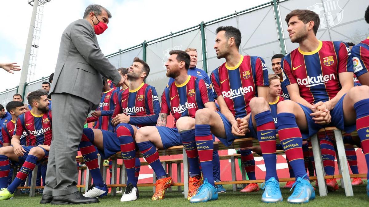 Laporta habla con Piqué, Messi, Busquets y Sergi Roberto, los cuatro capitanes del Barça.