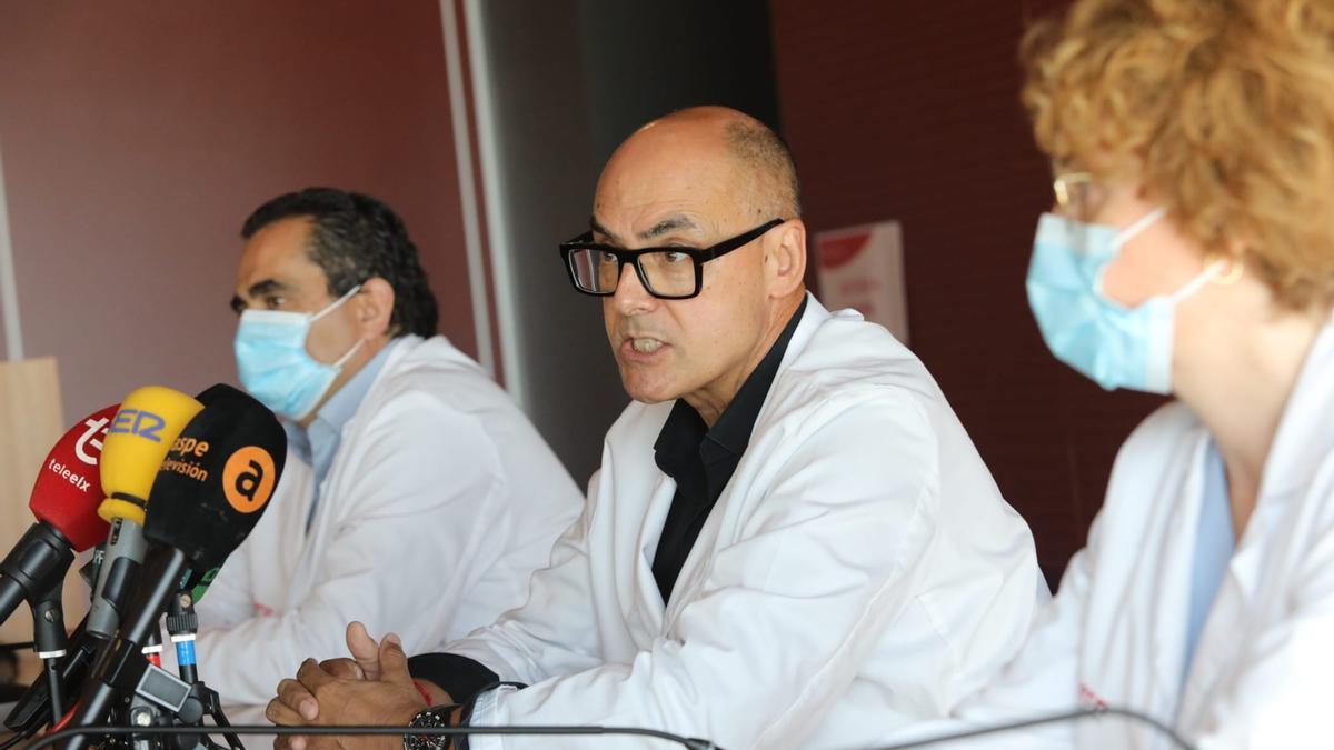 El gerente del Hospital del Vinalopó, Rafael Carrasco, en la comparecencia en el centro hospitalario para hacer balance de los 13 años de gestión de Ribera.