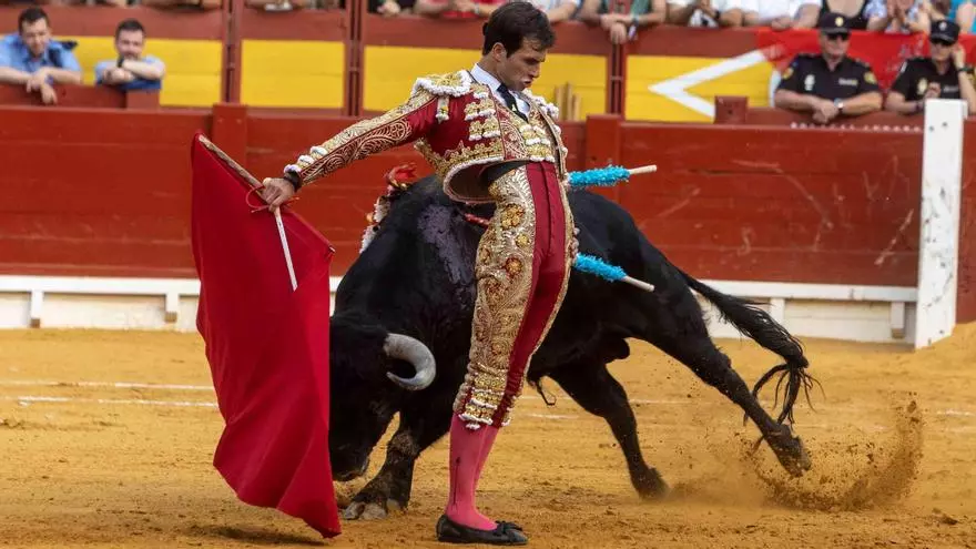 Navalón abre la puerta del triunfo; Marco Pérez corta una oreja y Víctor Hernández deja su sello