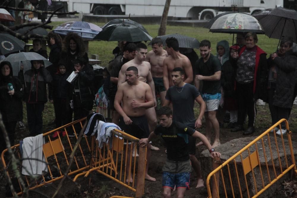 Carnaval en Galicia 2019 | Valor y frío en la tradicional "Corrida do Galo" del entroido de Vilaboa