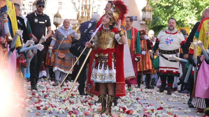 El niño Sant Jordiet, Álvaro Santacreu, a su paso por la calle San Lorenzo