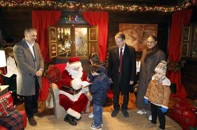 Y llegó Papá Noel a Vigo: su primera jornada de recepción a los niños, en imágenes